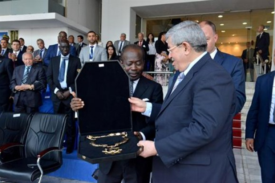 S.E Abdelaziz BOUTEFLIKA décoré de l’ordre du Grand mérite du sport et de l’olympisme africain