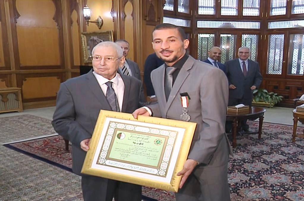 L’athlète Taoufik MAKHLOUFI décoré de la médaille de l’ordre du mérite national au rang de “Ahid”
